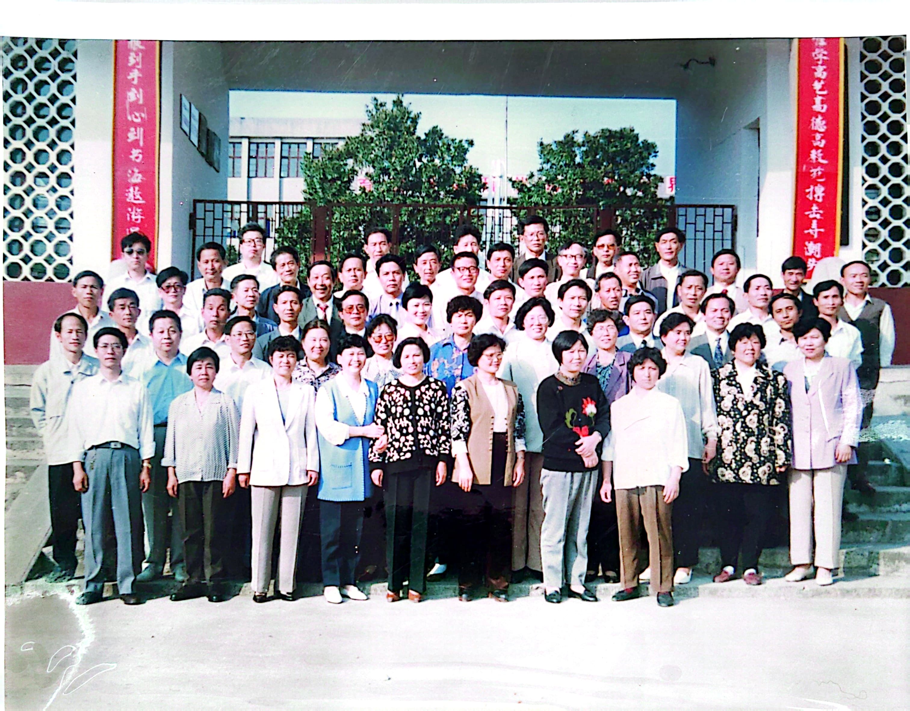 �����ͺ��پ��� ��ѮУ��ĸУ�� ����������һ������ٰ�1965��У�ѷ�У�